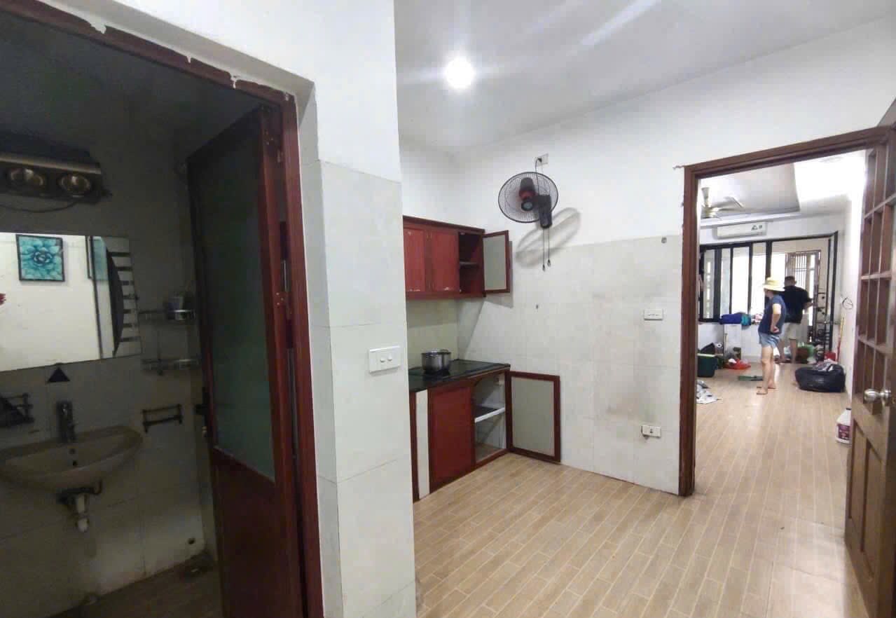 Cho thuê nhà Tập thể Tầng 1 Đường Láng KD kết hợp ở lại 66m2, 2 ngủ, 10 Triệu - Ảnh 2